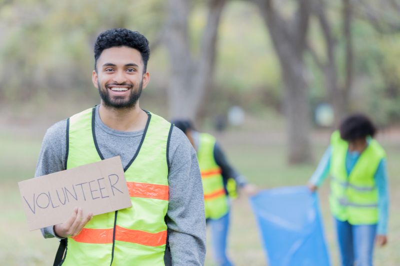 people volunteering